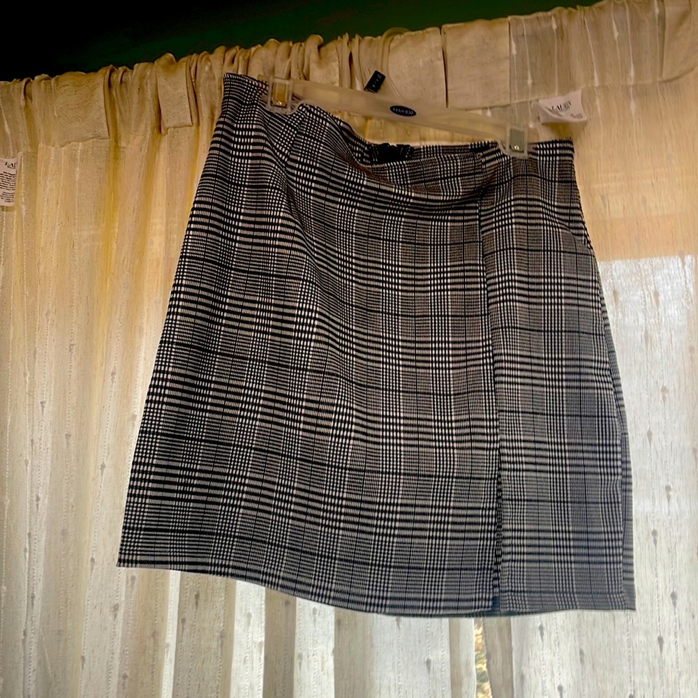 Plaid skirt w/small slit